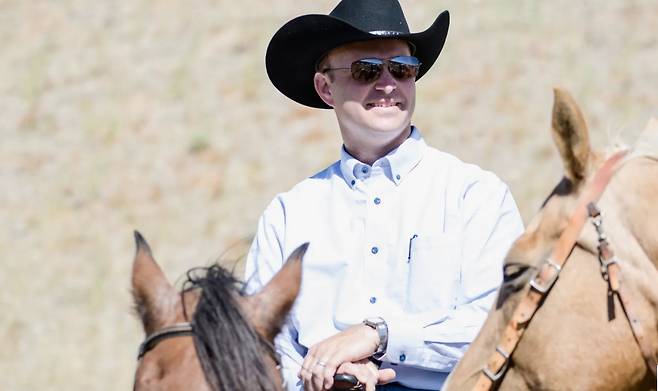 2013년 8월 미국 와이오밍주의 한 목장에서 말을 타고 있는 케빈 로버츠(당시 와이오밍 가톨릭대 총장) 헤리티지재단 회장. 텍사스주 출신인 로버츠의 별명은 '카우보이 보수주의자'다.