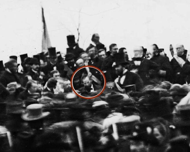 1863년 11월 19일 링컨(빨간 실선) 대통령이 게티스버그에서 연설하기 직전 정부 관료와 장병 등에 둘러싸여 있는 모습. /링컨 기념관