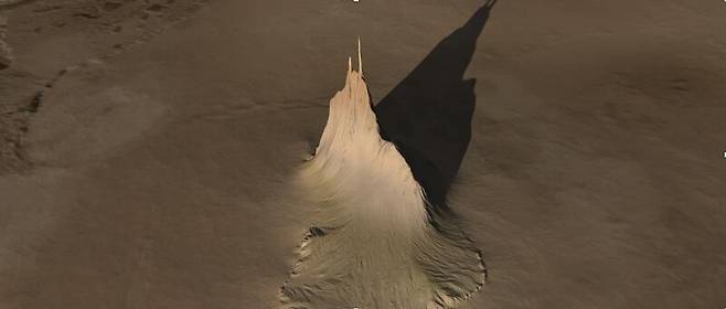 목성 탐사선 주노가 이오 근접비행 중에 확인한 뾰족한 산을 묘사한 그림. 첨탑산이라는 별칭이 붙여진 이 산은 높이가 5~7km로 추정된다. 나사 제공