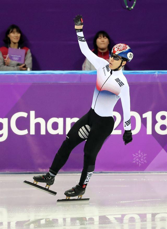 2018 평창올림픽 쇼트트랙 남자 500ｍ에서 은메달을 획득한 황대헌이 기뻐하고 있다. 연합뉴스