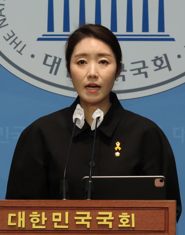 브리핑하는 민주당 강선우 대변인. 연합뉴스