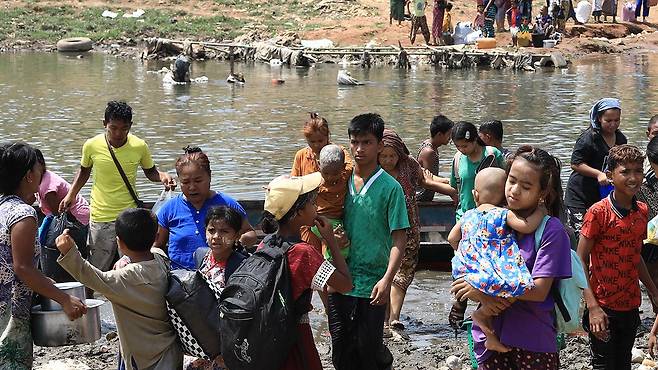 태국으로 넘어오는 미얀마 피란민들 [연합뉴스 제공]
