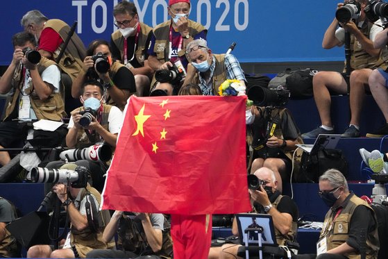 지난 2021년 7월 일본에서 열린 2020 도쿄 올림픽 수영 결승전에 오성홍기가 펼쳐진 모습. AP=연합뉴스