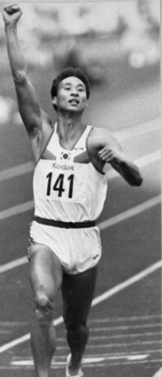 1986년 서울아시안게임 육상 200m에서 우승할 당시의 장 촌장. [중앙포토]