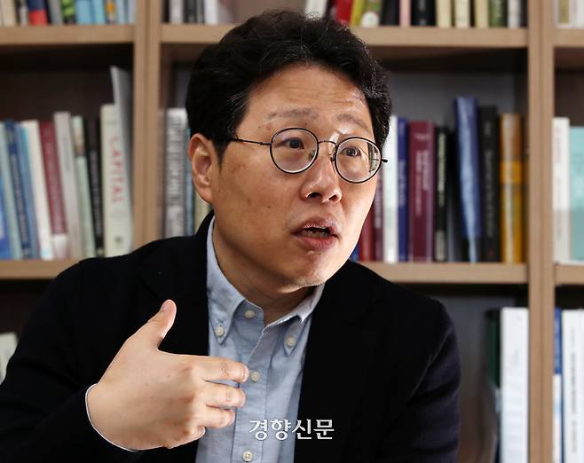 박종희 서울대학교 정치외교학부 교수가 4월 15일 자신의 연구실에서 총선여론조사와 관련해 인터뷰하고 있다. /서성일 선임기자