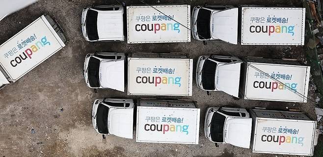 지난 4월 12일 서울 시내 한 주차장에 쿠팡 배달 트럭들이 모여 있다. 연합뉴스
