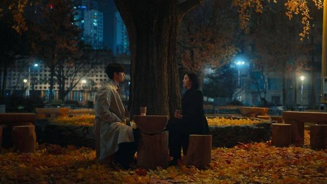"The Glory" stars Lee Do-hyun (left) and Song Hye-kyo sit in front of a giant ginkgo tree located in Cheongju, North Chungcheong Province. (Netflix)