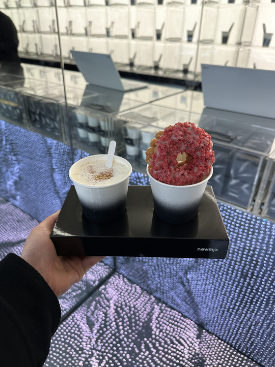 newmix coffee offers the classic beverage with a twist, along with snacks. During a visit to the coffee shop on March 19, the reporter ordered a roasted chestnuts mixed coffee (3,500 won) and a donut-shaped Oranda (3,500 won). [SEO JI-EUN]