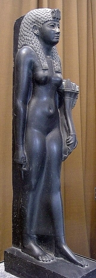 기원전 1세기 후반 현무암으로 묘사한 클레오파트라 추정 동상. 온 몸의 털이 매끈하게 면도 돼 있다.