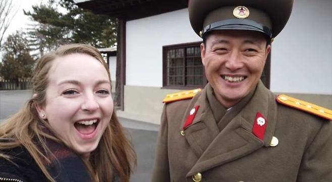 북한 군인과 활짝 웃은 채 카메라를 바라보고 있는 모습 [사진 = 조이 유튜브 갈무리]