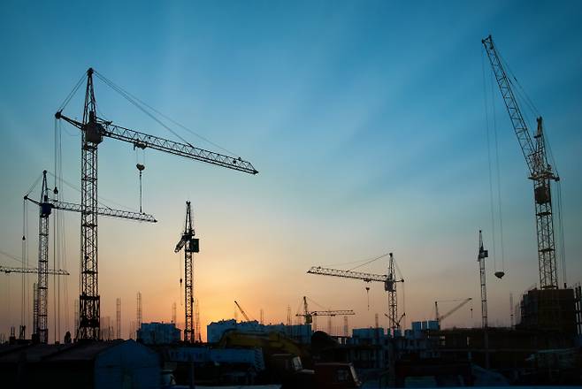 국내 톱5 건설업체의 평균 연봉이 1억원 안팎으로 조사됐다. 시공능력 1위 삼성물산의 평균 연봉이 가장 높은 것으로 나타났다. /사진=이미지투데이