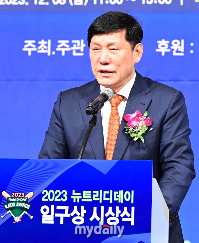 2023년 12월 8일 서울 리베라호텔에서 진행된 '2023뉴트리디데이 일구상 시상식'. KBO 허구연 총재가 축사를 하고 있다.