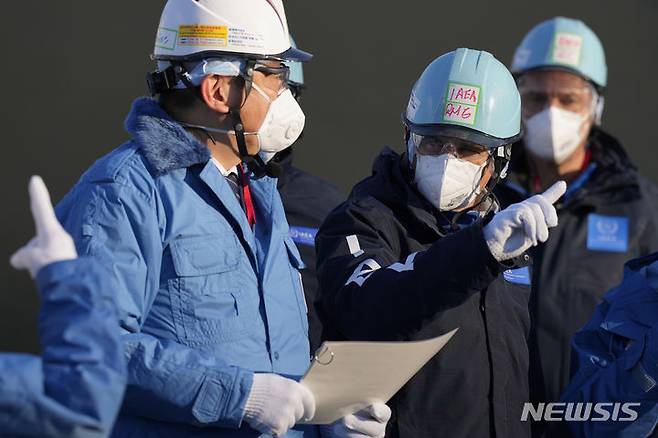 [후쿠시마=AP/뉴시스]국제원자력기구(IAEA)가 19일(현지시각) 일본 후쿠시마 제1 원전 방류 오염수(일본명 처리수) 5차 방류와 관련해 삼중수소 수치가 기준을 밑돈다고 밝혔다. 사진은 라파엘 그로시 IAEA 사무총장(가운데 검정색 옷)이 지난 3월13일 후쿠시마 제1 원전에서 오염수 해양 방류 시설을 시찰하는 모습. 2024.04.20.