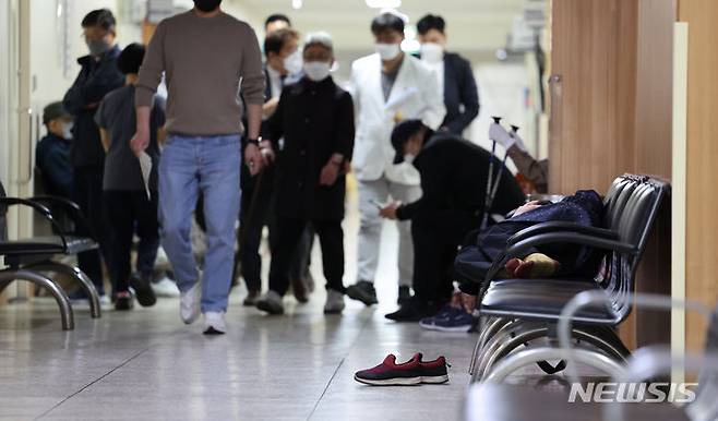 [대구=뉴시스] 이무열 기자 =지난 11일 대구시내 대학병원에서 신발을 벗은 한 환자가 의자에 누워 휴식을 취하고 있는 모습.2024.04.11. lmy@newsis.com