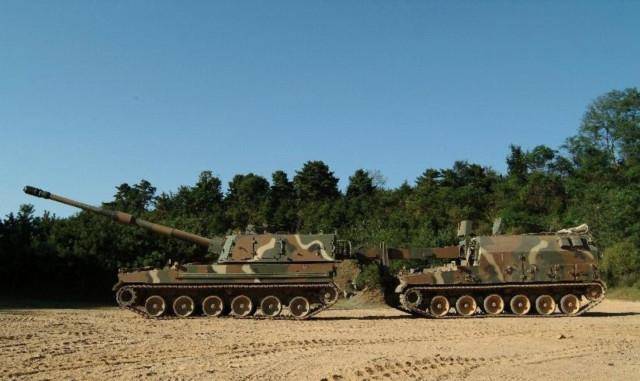 K9자주포에 탄약을 공급하기 위해 후미에 위치한 K10 탄약운반장갑차 모습. 사진 제공=육군