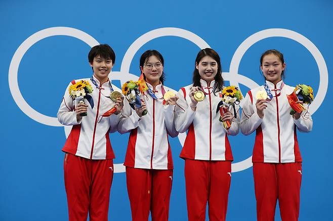 2020 도쿄 올림픽 여자 800m 계영에서 우승한 중국 대표팀 선수들이 금메달을 목에 걸고 기념촬영 하고 있다. 게티이미지