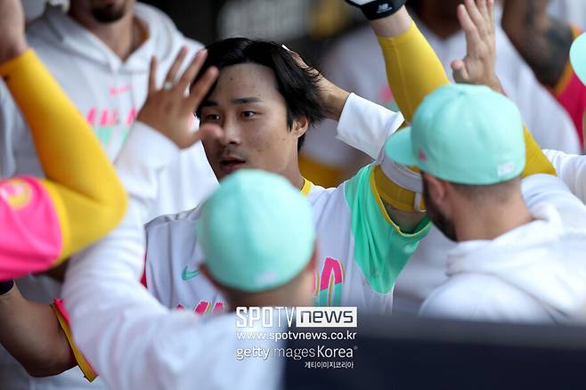 ▲ 김하성은 세 번째 타석 볼넷으로 8경기 연속 출루를 기록했다.