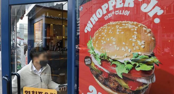 햄버거 가격이 오르는 덴 햄버거 브랜드를 운영하는 기업의 정체성, 정부의 불구경이 숨어 있다.[사진=뉴시스]