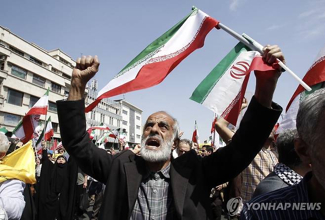 이란 테헤란 시내에서 반이스라엘 시위를 벌이는 시민들 (테헤란 EPA=연합뉴스) 이스라엘의 이란 본토 공격이 있었던 19일(현지시간) 이란 수도 테헤란 시내에서 반이스라엘 시위를 벌이는 현지 주민들의 모습. 2024.4.19