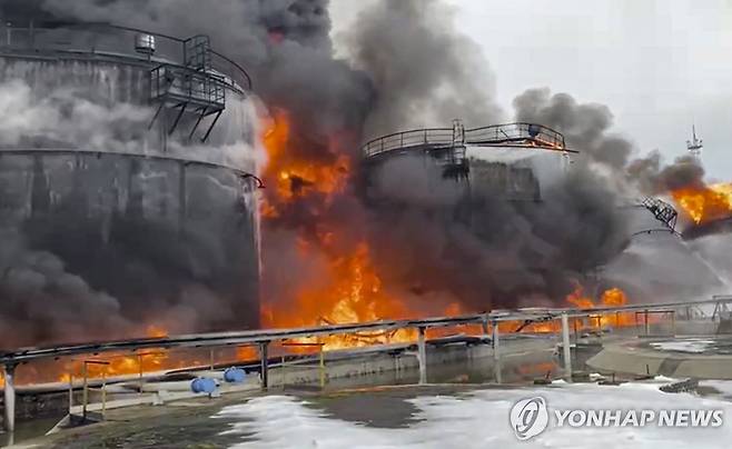 지난 1월 19일 러시아 브랸스크 지역 유류창고가 우크라이나군 공습을 받아 불이 난 모습 [EPA=연합뉴스 자료사진. 재판매 및 DB 금지]
