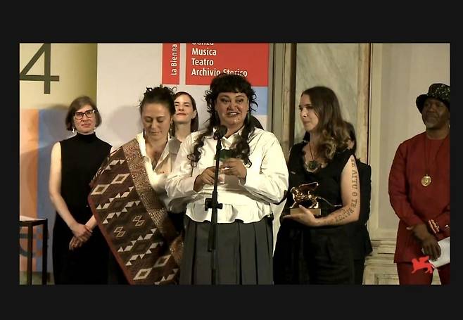 제60회 베네치아비엔날레 황금사자상 최고작가상을 받은 뉴질랜드 마오리족 여성 작가 그룹인 '마타호 콜렉티브'[베네치아비엔날레 유튜브 캡처. 재판매 및 DB 금지]