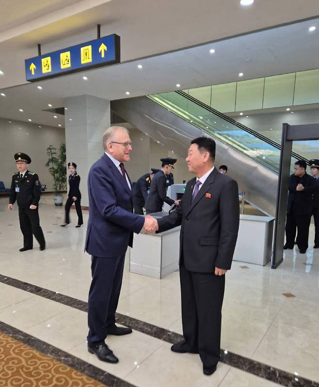 리철만(오른쪽) 북한 내각 부총리 겸 농업위원회 위원장을 단장으로 한 농업위원회 대표단이 지난 20일 러시아로 출발한 가운데, 알렉산드르 마체고라 주북 러시아대사가 평양국제비행장에서 리 부총리를 배웅하고 있다. (사진=주북한 러시아대사관)