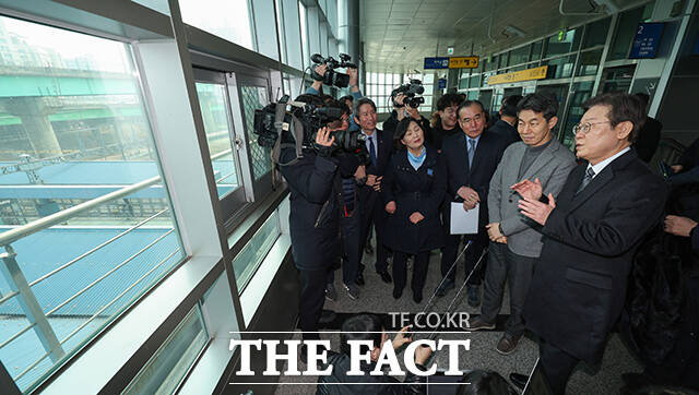 이재명 더불어민주당 대표가 1일 서울 구로구 신도림역을 방문해 지상 철로를 살펴보고 있다. 이 대표는 지난 2월 '수도권 지상철도 지하화' 총선 공약을 발표했다. /배정한 기자