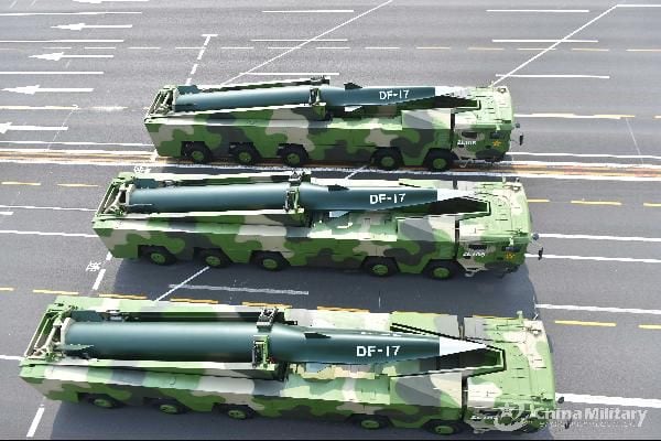 2019년10월 베이징에서 열린 열병식에 등장한 DF-17 극초음속 미사일. /조선일보DB