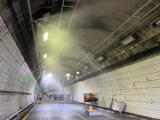 현재는 사용하지 않는 영동터널을 활용한 도로터널방재종합시험장에서는 터널 내 사고 상황을 가정한 체험과 훈련, 관련 교육 등을 실시하고 있다.ⓒ데일리안 임정희 기자