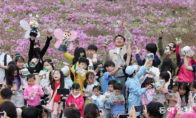 21일 서울 노원구 불암산 힐링타운에서 열린 ‘2024 불암산 철쭉제’를 찾은 시민들이 꽃밭에 나비를 방생하는 체험을 하고 있다. 박형기 기자 oneshot@donga.com