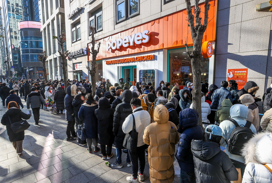 The line in front of Popeyes when it re-opened in Seoul in 2022. Some 5,000 people reportedly dropped by Popeyes during the first three days of its re-opening. [JOONGANG ILBO]