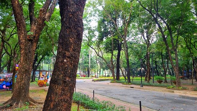 녹음이 가득한 마닐라 리살 공원.