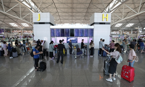 여행객들로 붐비는 인천공항. [사진 출처 = 연합뉴스]