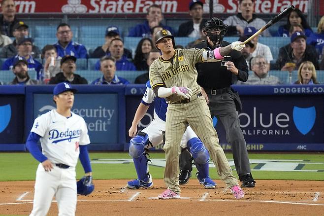 다저스 야마모토 요시노부가 지난 13일 샌디에이고와 홈경기에서 매니 마차도에게 2점 홈런을 허용하고 있다. LA | AP연합뉴스