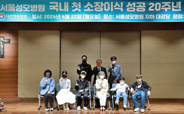 소장이식 수술을 받은 환자들과 의료진(사진제공=서울성모병원)