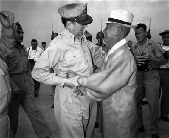 이승만 전 대통령과 미 극동군 사령관 맥아더 장군의 만남.  1948년 8월 15일 대한민국 건국 기념행사에 참가하기 위해 서울로 갔다. 이승만은 혈맹인 미국도 국익을 위해 활용하는 '용미주의자'였다.