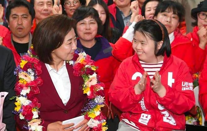 지난 10일 22대 총선 당선 확정을 짓고 서울 동작구 선거 사무실에서 기뻐하고 있는 국민의힘 나경원(왼쪽) 당선자와 딸 유나씨. /나경원 페이스북