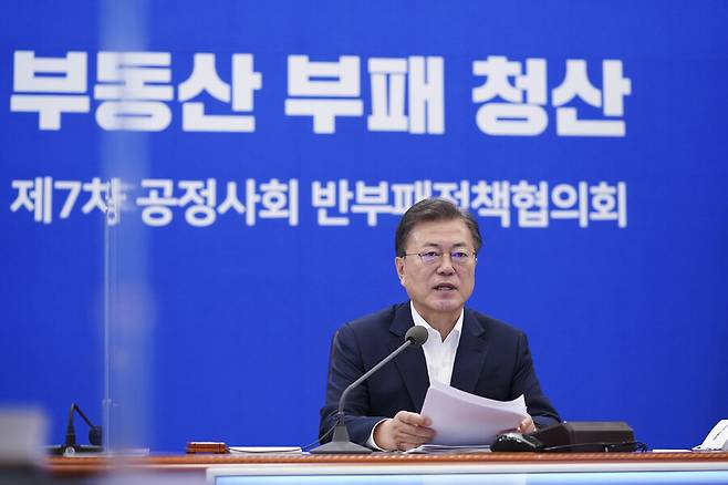 지난 두 번의 총선과 그 사이 대선은 국정운영 역량의 차이가 결과를 판가름했다. 제21대 총선을 앞두고 문재인 정부는 부동산 정책과 검찰 개혁에 실패하고 있었다. 하지만 코로나19 팬데믹이 시작되자 문 정부의 국정운영 능력은 박근혜 정부의 무능을 상기시켰다. 2021년 3월29일 문 대통령이 제7차 반부패정책협의회에서 발언하는 모습. 청와대사진기자단