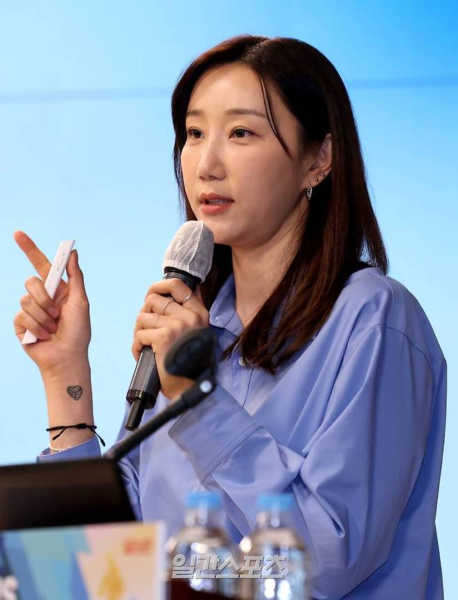 '2024 IS 스포츠 마케팅 써밋 아카데미'가 16일 오후 서울 순화동 KG타워 하모니홀에서 열렸다. 두번째 연사로 나온 한유미 KBSN스포츠 배구 해설위원이 '끝날 때까지 끝난 게 아니다, 한유미의 배구 인생'이란 주제로 강의를 하고 있다. 일간스포츠가 산업 발전의 동력인 전문성 있는 리더 발굴·양성에 기여하기 위해 지난해 개설한 'IS 스포츠 마케팅 써밋 아카데미(Sports Marketing Summit Academy: SMSA)'는 올해 '스포츠 마케팅의 넥스트 제너레이션'이라는 대 주제 아래, 더 화려한 강사진과 알찬 강의로 꾸며진다. 16일 첫 강을 시작으로 6월 4일까지 매주 화요일 총 8회 22강으로 진행된다. 김민규 기자 mgkim1@edaily.co.kr /2024.04.16/