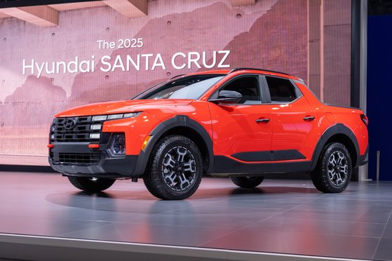 현대차가 지난달 미국 뉴욕 제이콥 재비츠 컨벤션 센터에서 열린 '2024 뉴욕 국제 오토쇼'에서 북미 전용 픽업트럭 ‘싼타크루즈(Santa Cruz)’ 상품성 개선 모델을 공개했다. 사진 현대차그룹