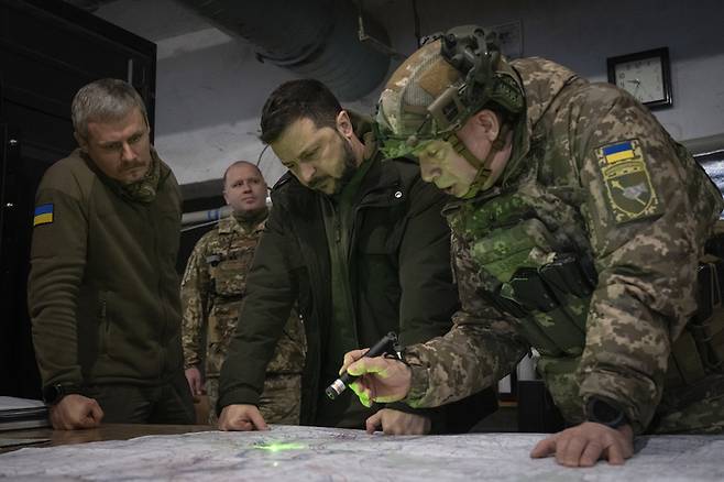 볼로디미르 젤렌스키 우크라이나 대통령(오른쪽에서 두번째)과 우크라이나 지상군 사령관 올렉산드르 시르스키(오른쪽 첫번째)가 지난해 11월30일(현지시간) 하르키우주 쿠피얀스크를 방문해 전선의 지도를 살피고 있다. AP연합뉴스