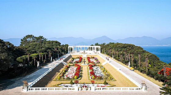 Oedo-Botania in Geoje, South Gyeongsang is a Western-style botanical garden that gives off a Mediterranean ambiance through the white pillars and the well-trimmed non-native flower gardens. [OEDO-BOTANIA]