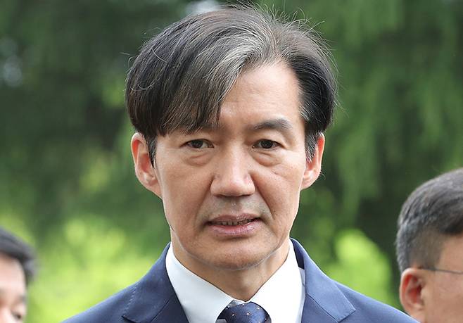 조국혁신당 조국 대표가 22일 전북자치도 익산시 원광대학교 창의공대앞에 마련된 故채수근 상병 추모비를 찾아 참배를 마치고 취재진의 질의에 답변을 하고 있다. 익산=뉴스1
