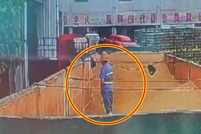 칭따오 맥주 제3공장에서 찍힌 영상 캡처본. 한 남성이 원료 위에 소변을 보는 것으로 추정되는 행위를 하고 있다. 사진 = 웨이보 갈무리