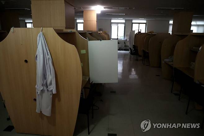 전국 대학교 의대 수업이 재개되는 가운데 지난 15일 서울 소재 한 대학교 의과대학 열람실이 텅 비어 있다. [연합뉴스 자료사진. 재판매 및 DB 금지]