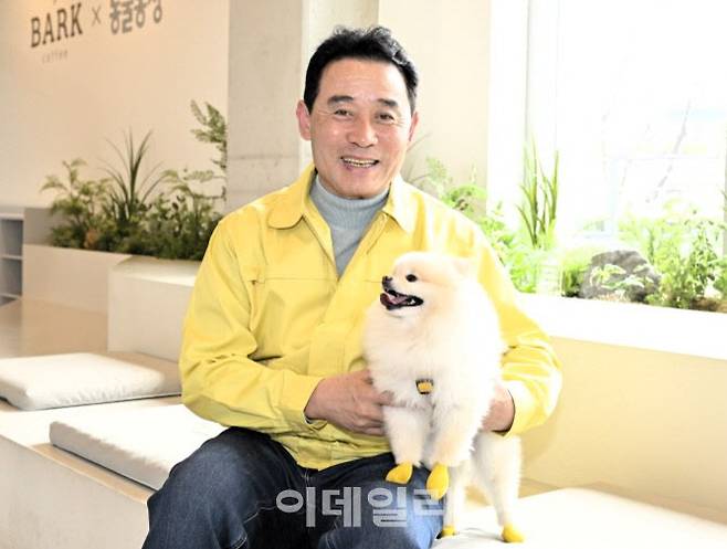 반려견과 함께 있는 백영현 포천시장.(사진=포천시 제공)