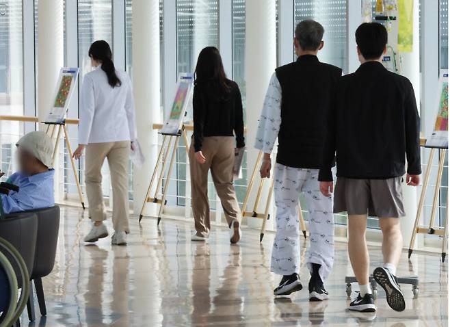 23일 오전 서울 시내 한 대학병원에서 의료 관계자 및 환자들이 이동하고 있다. (사진=연합뉴스)