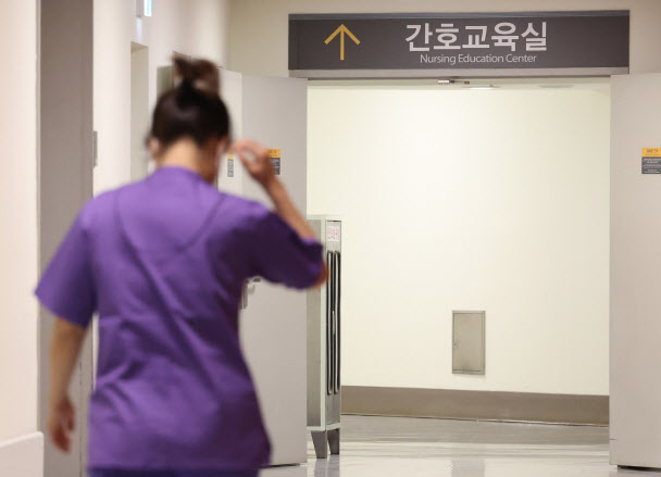 서울 시내 한 대형병원에서 의료 관계자가 간호교육실로 이동하고 있다. (사진=연합뉴스)