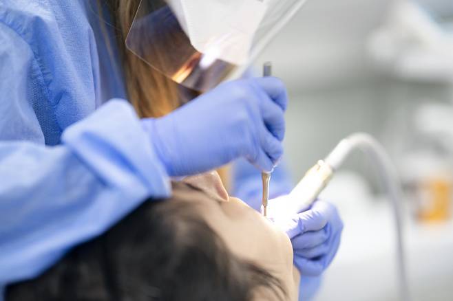 치위생사는 직장 내에서 환자와 치과의사 또는 다른 의료 인력 간에 중요한 매개체 역할을 하고 있어 이들과의 관계에서 성희롱에 잠재적으로 노출될 가능성이 상당하다. [사진= 게티이미지뱅크]