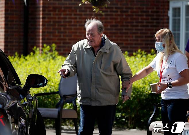 영국 런던 애더버리의 요양시설에서 한 노인이 자신을 보러 온 친척을 맞이하고 있다. 사진은 기사의 내용과 무관함. 2020.05.28/ ⓒ AFP=뉴스1 ⓒ News1 권진영 기자